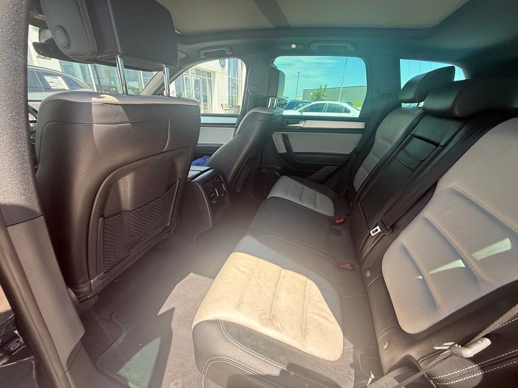 Used 2017 Moonlight Blue Volkswagen V6 image 9