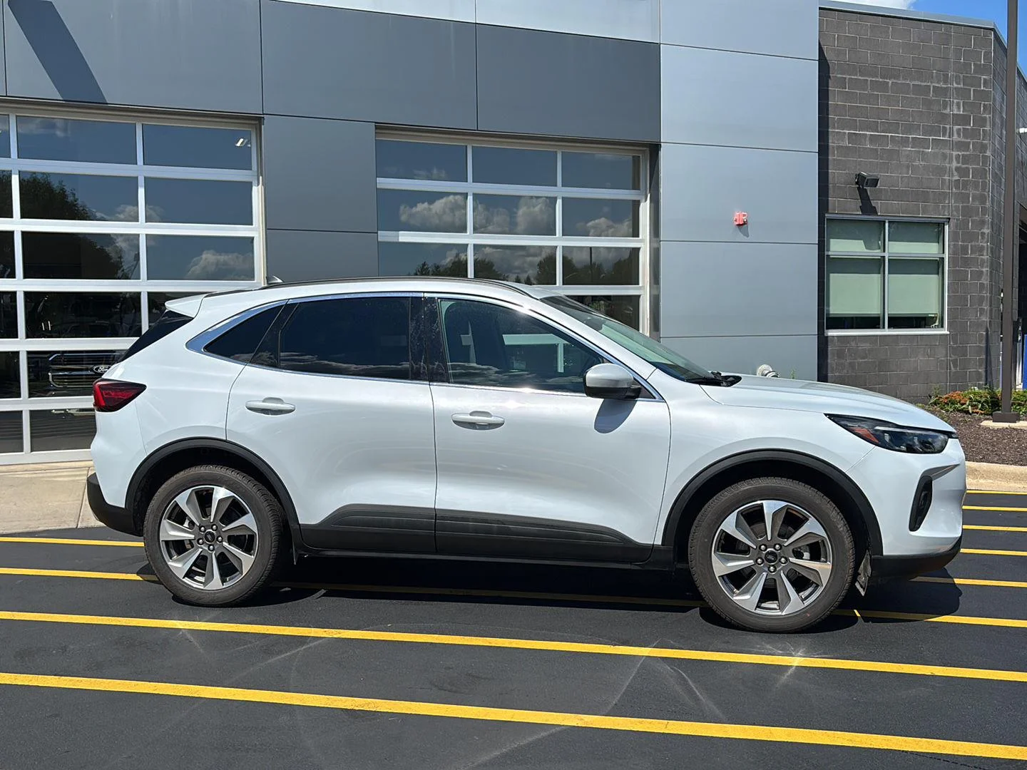 Used 2025 Space Silver Ford Platinum image 5