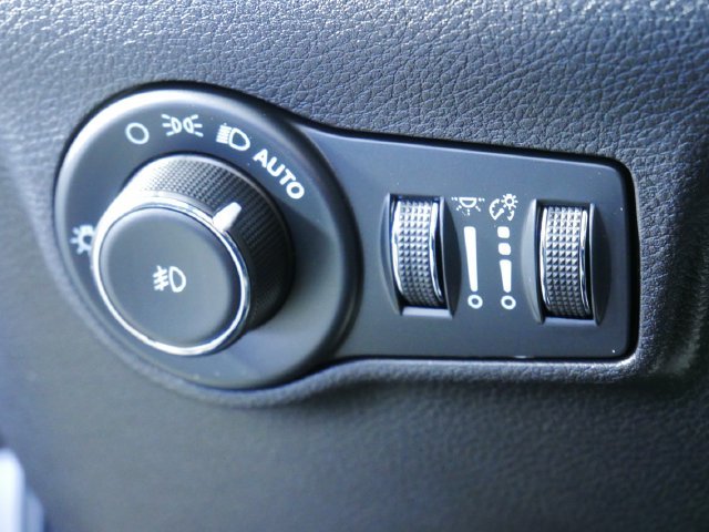 Used 2023 Silver Jeep High Altitude image 24