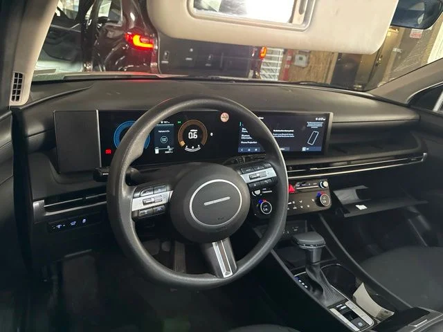 Used 2025 White Hyundai SEL image 6