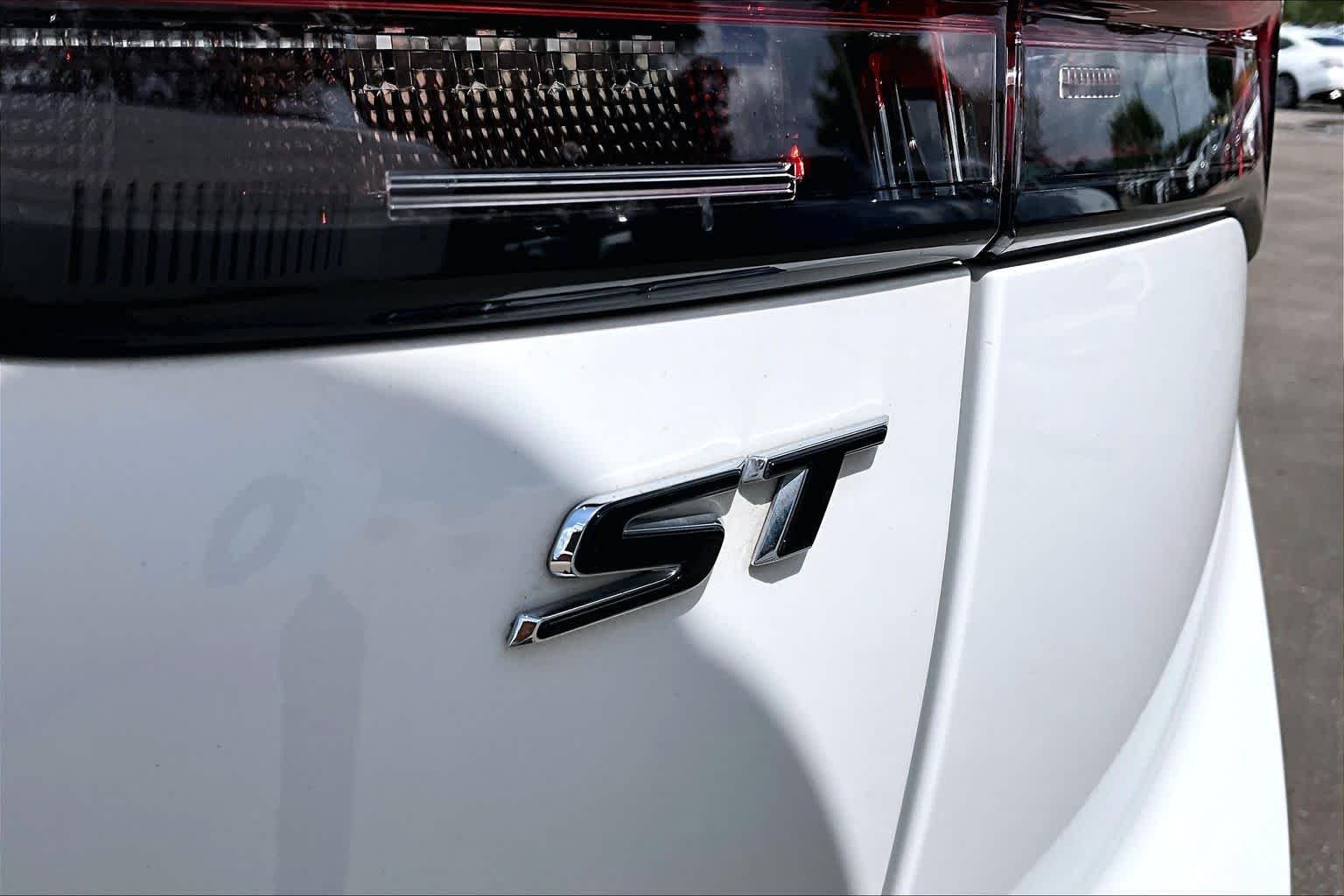 Used 2023 Summit White Buick Essence image 10