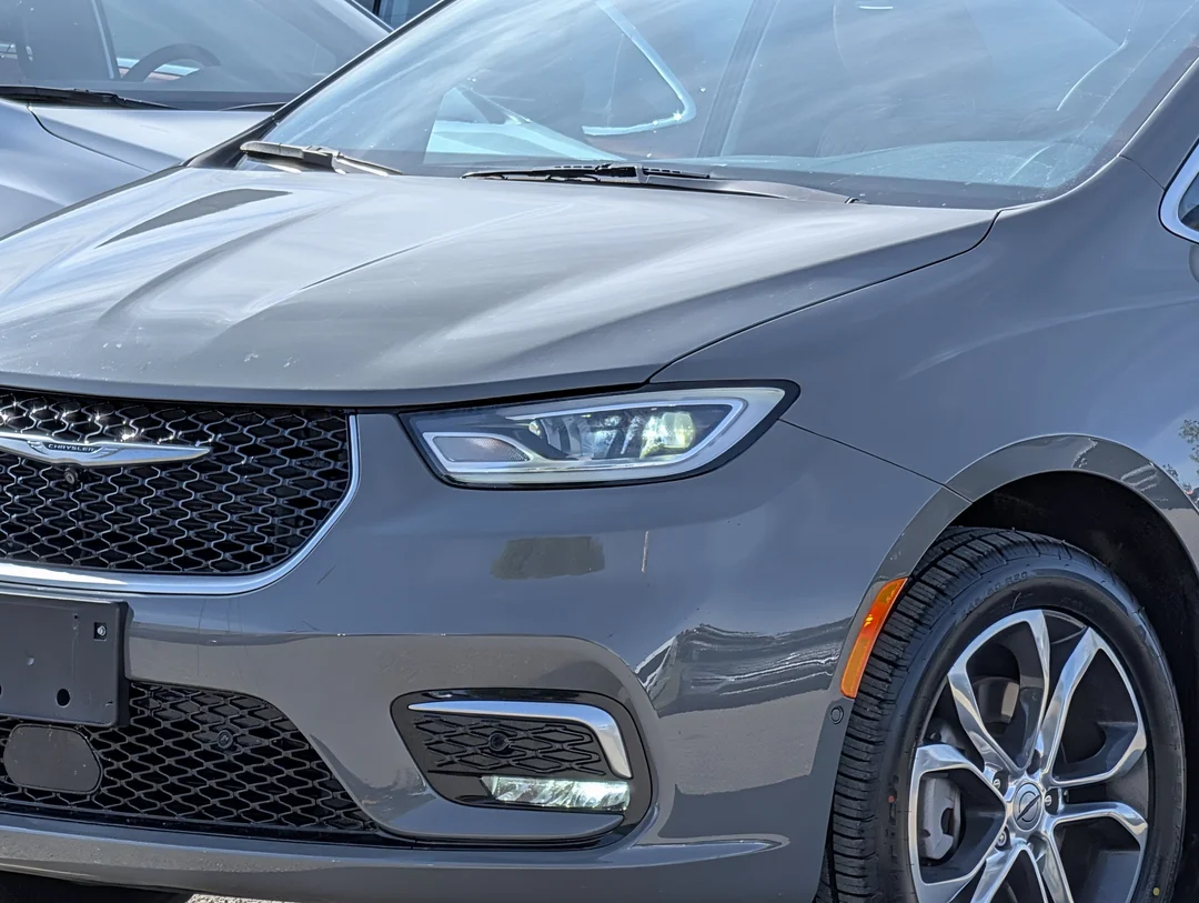 Certified Used 2023 Grey Chrysler Pinnacle - - AWD - 360 Camera - Premium Leather - Amazon Fire - Heated Seats - Remote Start & More! image 10