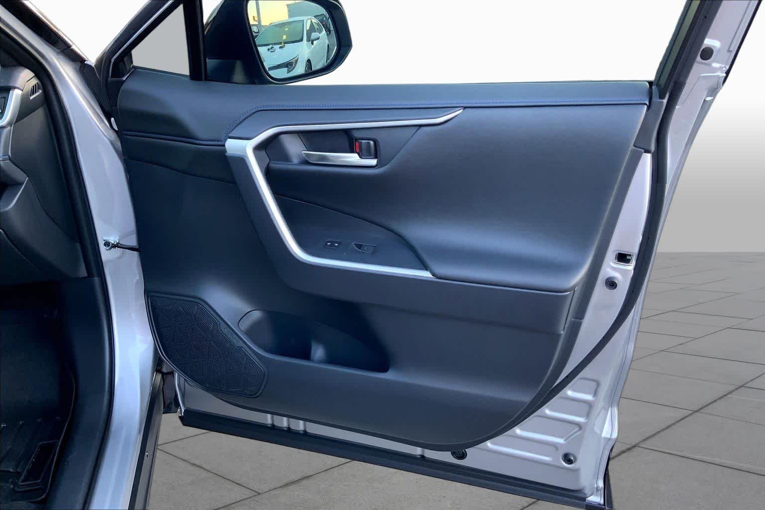 Used 2025 Silver Sky Metallic/Midnight Black Metallic Toyota Hybrid XSE image 23