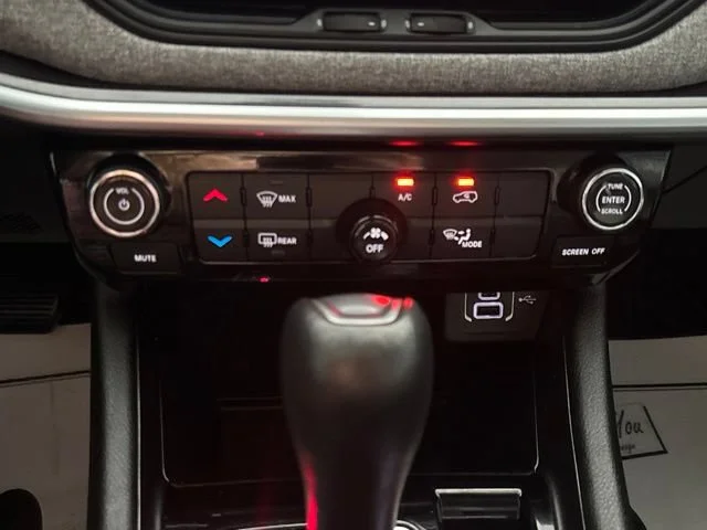 Used 2022  Jeep Latitude Lux image 39