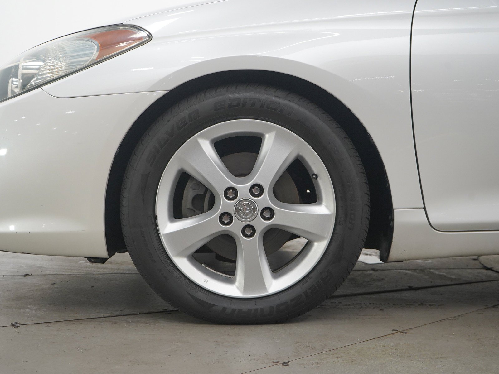 Used 2006 White Toyota SE image 26