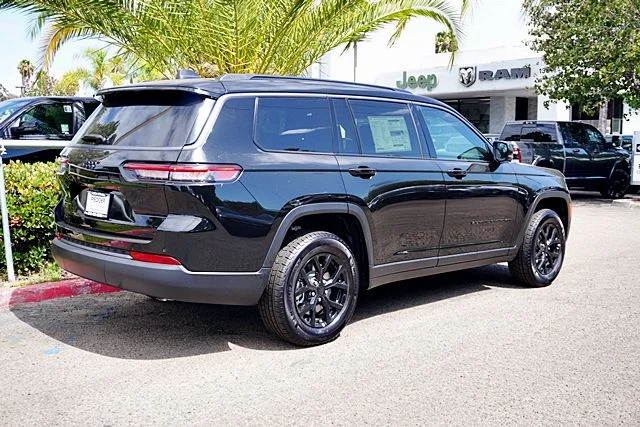 New 2026 Diamond Black Crystal Pearl-Coat Exterior Paint Jeep Altitude image 9