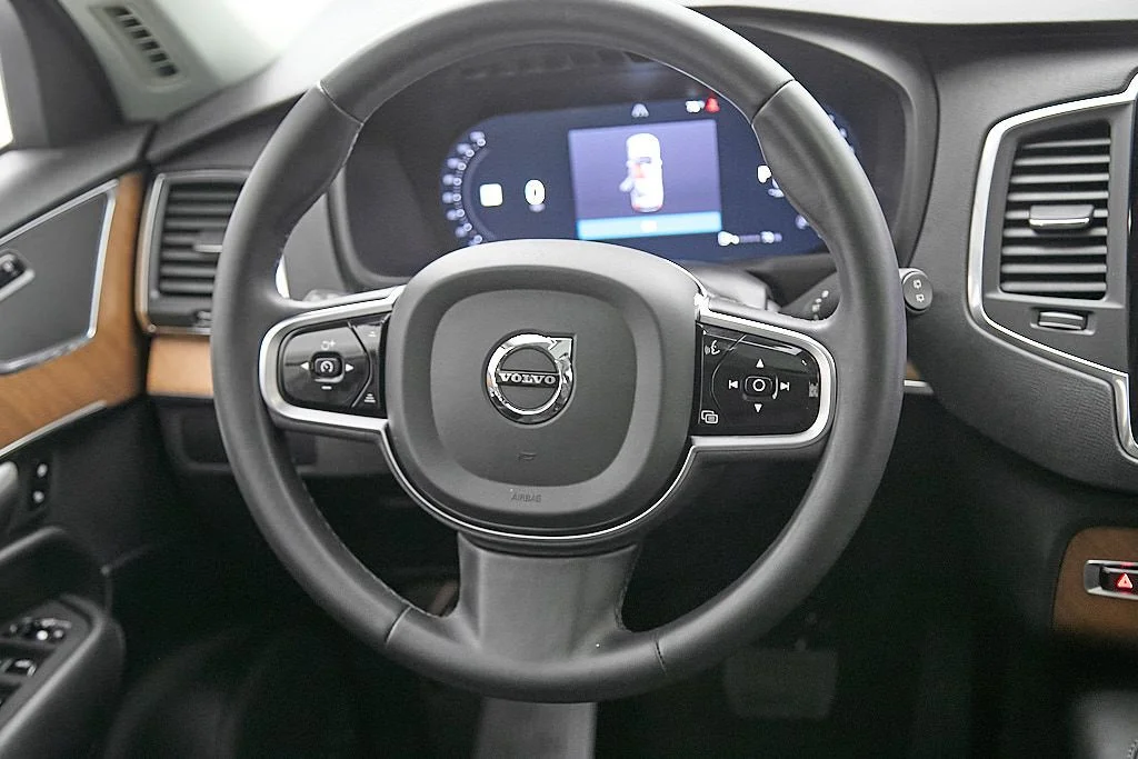 Certified Used 2023 Crystal White Volvo Core image 28