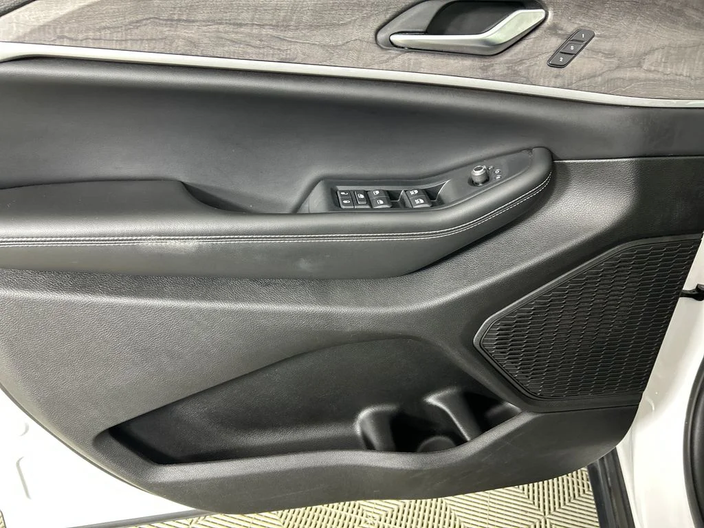 Used 2023 White/off-white Jeep Limited image 11