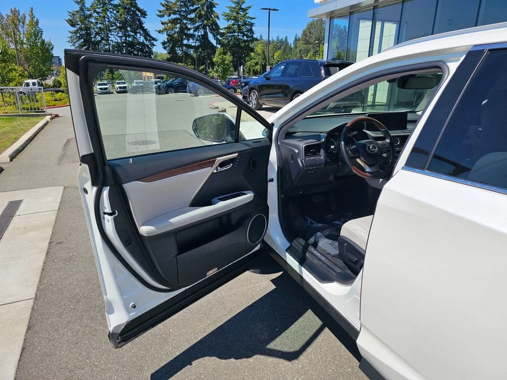 Used 2021  Lexus RX 350L image 18