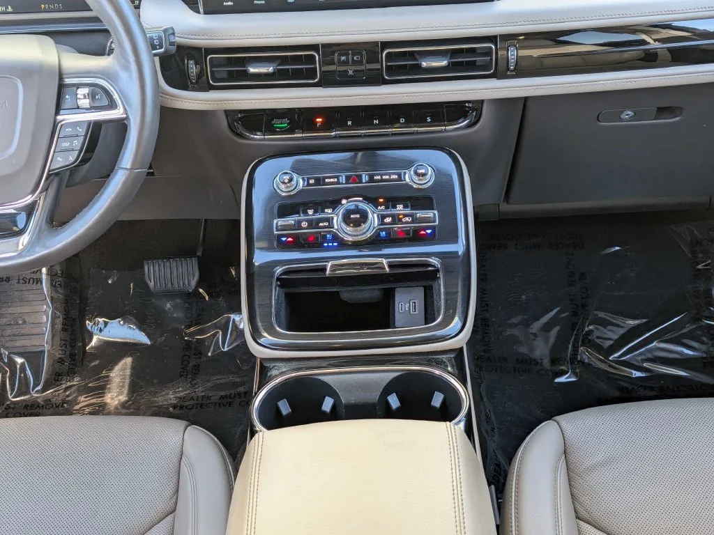 Used 2022 Pearl Metallic Lincoln Reserve image 16