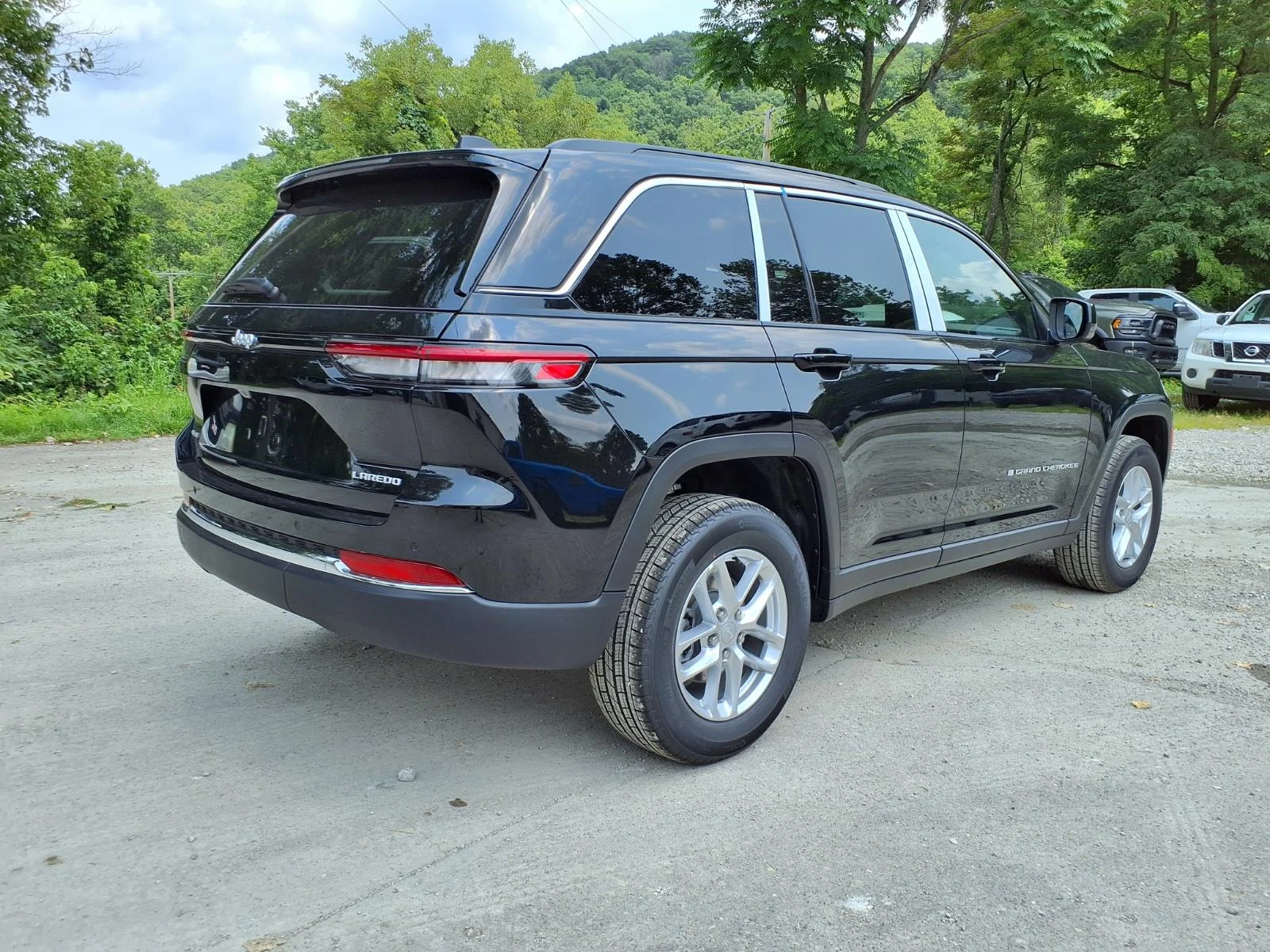 New 2026 Diamond Black Crystal Pearlcoat Jeep Laredo X image 2