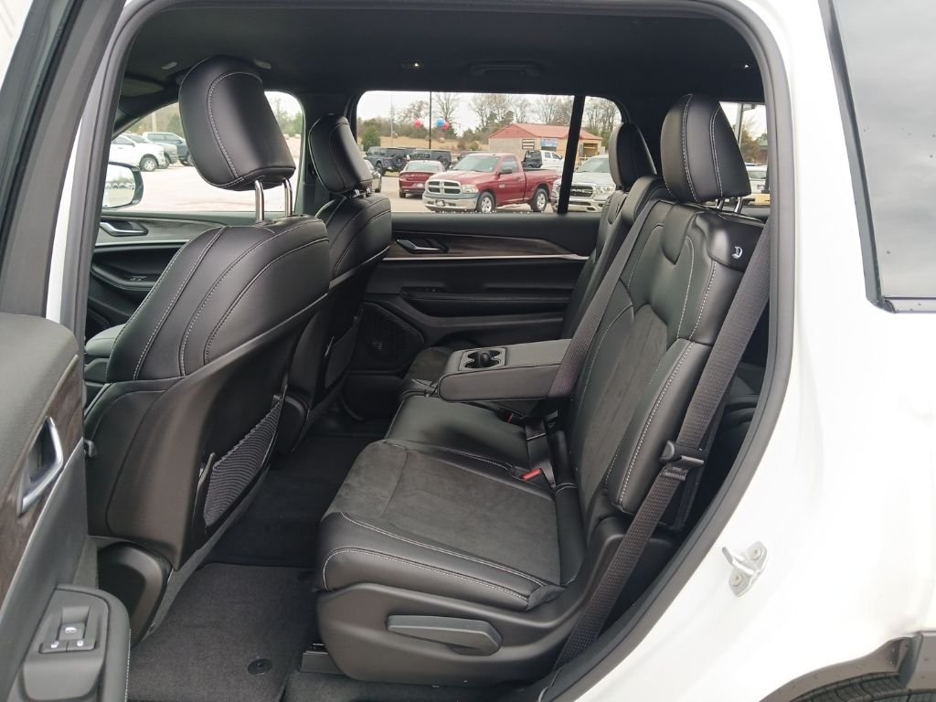 New 2026 Bright White Clear-Coat Exterior Paint Jeep Altitude image 34