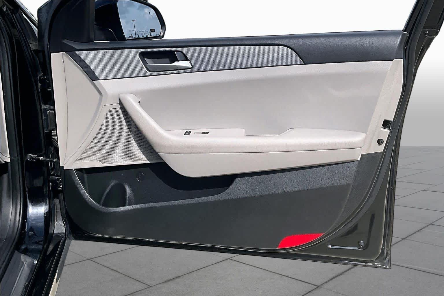 Used 2019 Phantom Black Hyundai SE image 21
