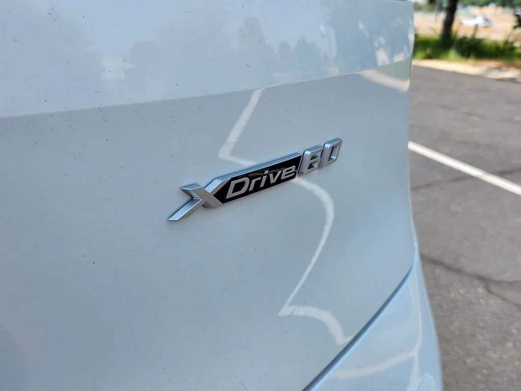 Used 2026 White Metallic BMW xDrive60 image 32