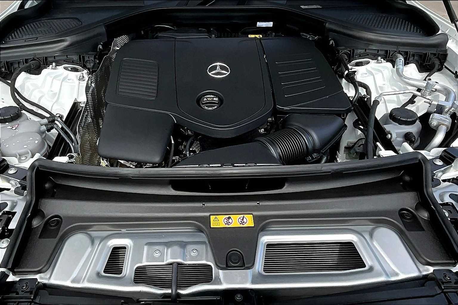 New 2026 Polar White Mercedes-Benz GLC 300 image 16