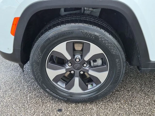 Used 2022 White Jeep 4xe image 9