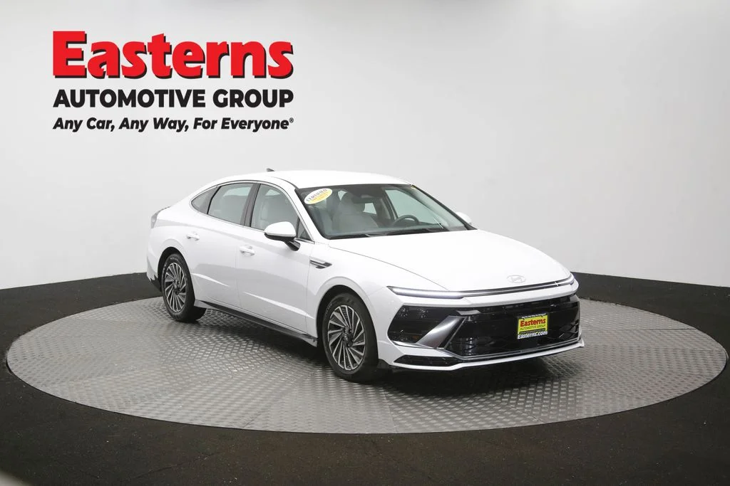 Used 2025 White Hyundai SEL image 49