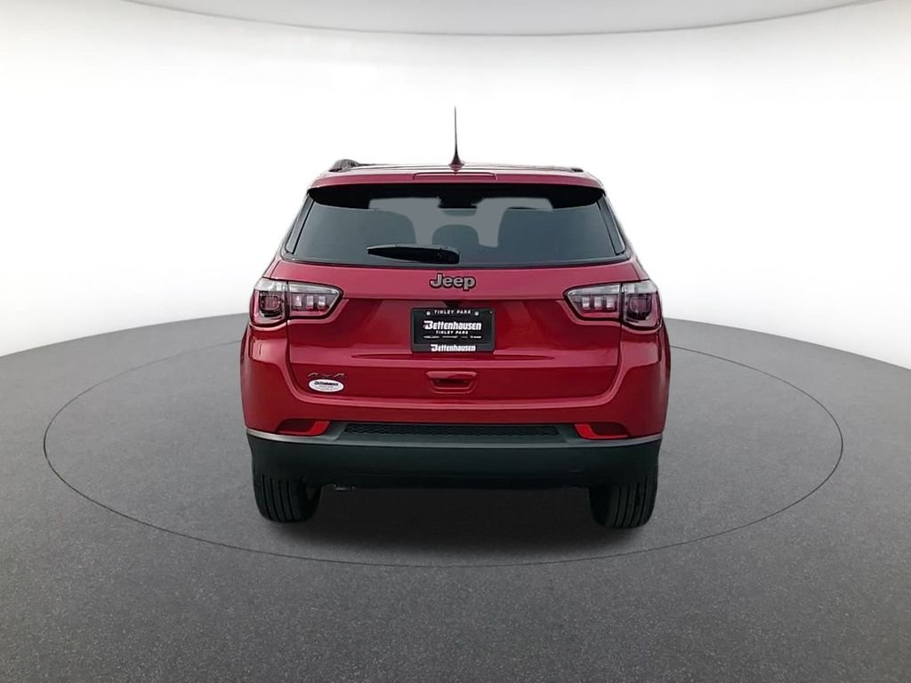New 2026 Red Hot Pearl-Coat Exterior Paint Jeep Latitude image 6