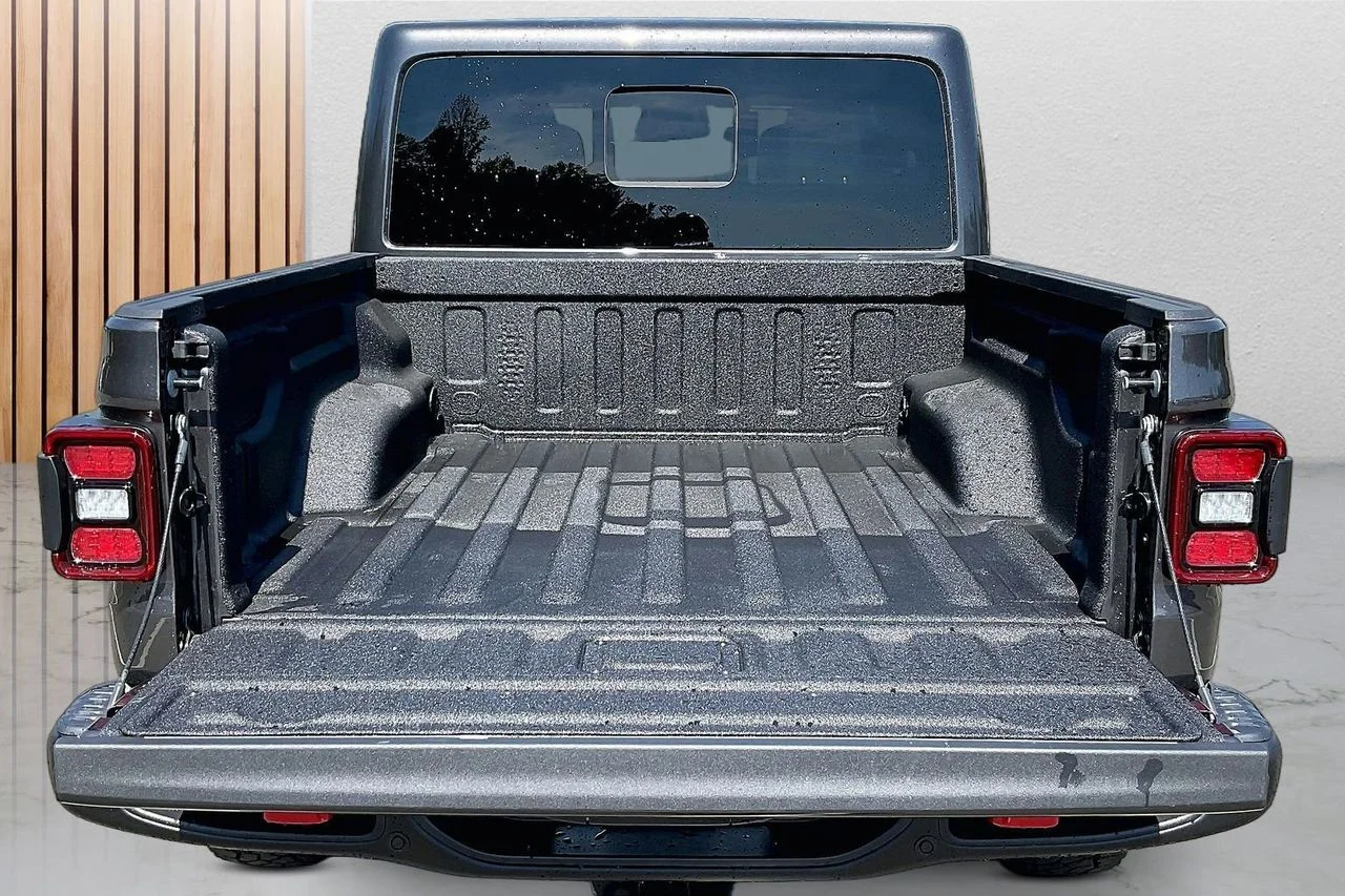 New 2026 Granite Crystal Metallic Clear-Coat Exterior Paint Jeep Rubicon X image 21