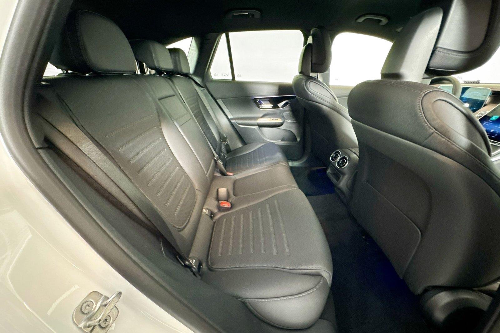 New 2026 Polar White Mercedes-Benz GLC 300 image 24