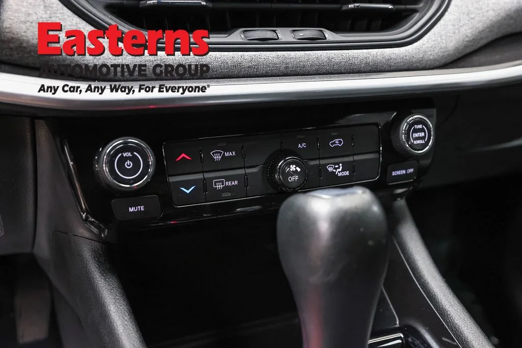 Used 2024  Jeep Latitude image 19