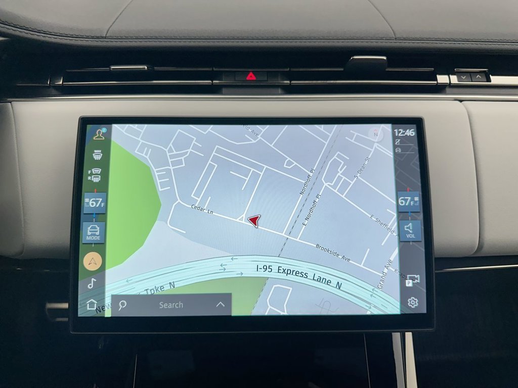 Used 2025  Land Rover Dynamic SE image 29
