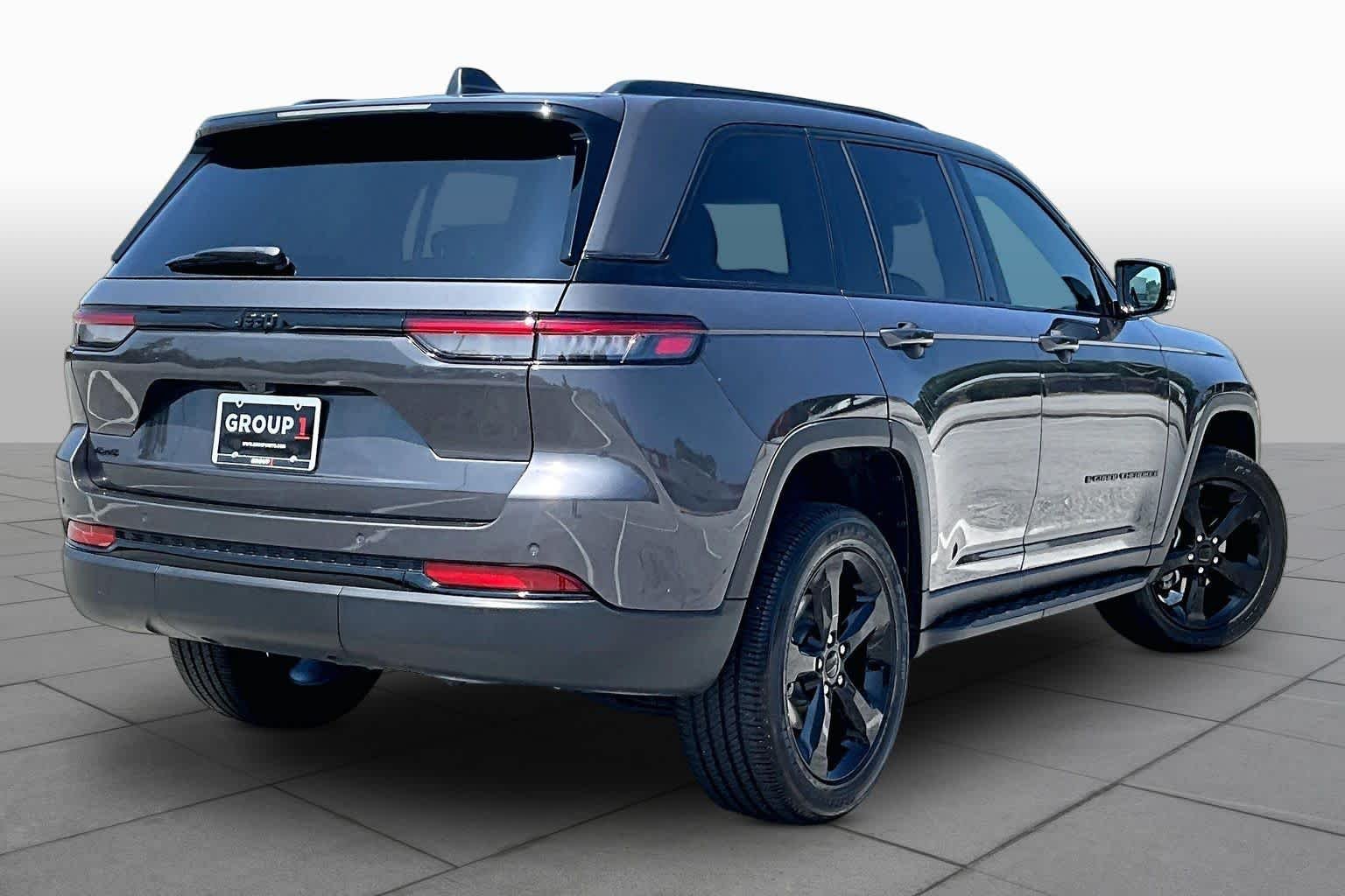 Used 2023 Baltic Gray Metallic Clearcoat Jeep Altitude image 13