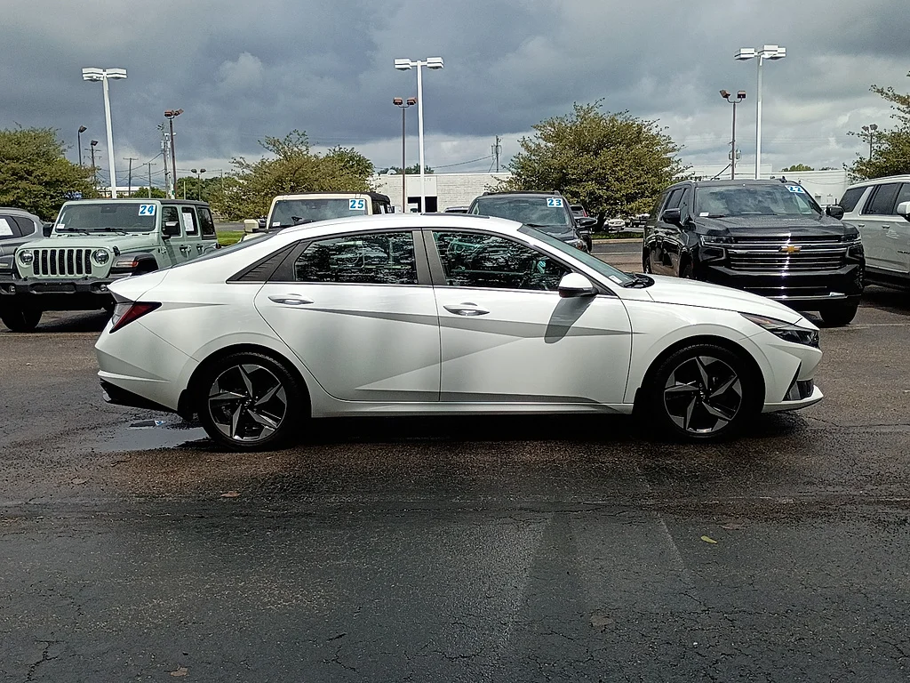 Used 2022 Ceramic White Hyundai Limited image 2