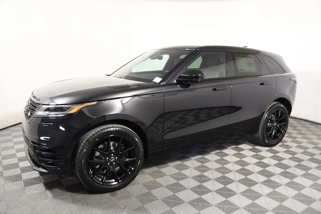 New 2026 Santorini Blk Land Rover Dynamic SE image 2