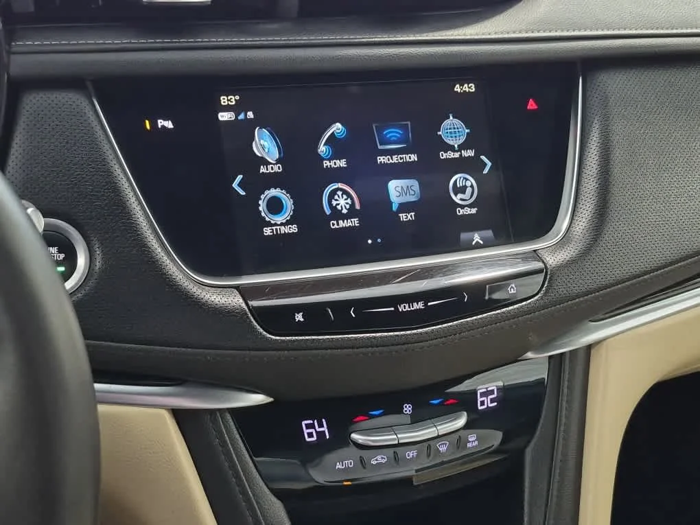 Used 2018 Crystal White Tricoat Cadillac FWD image 13