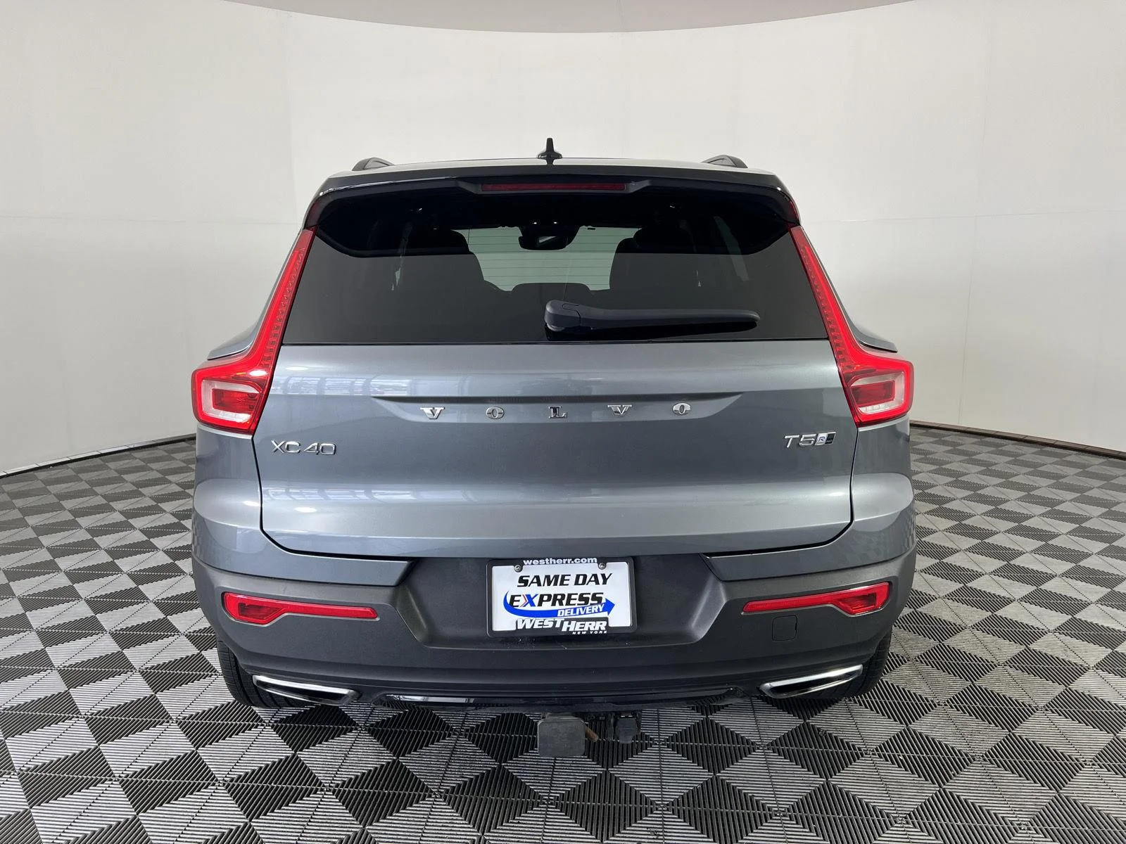 Used 2019 Gy Volvo R-Design image 4