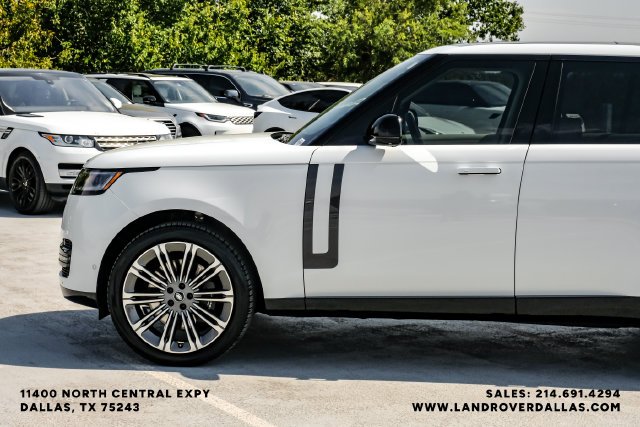 Used 2024  Land Rover SE image 10
