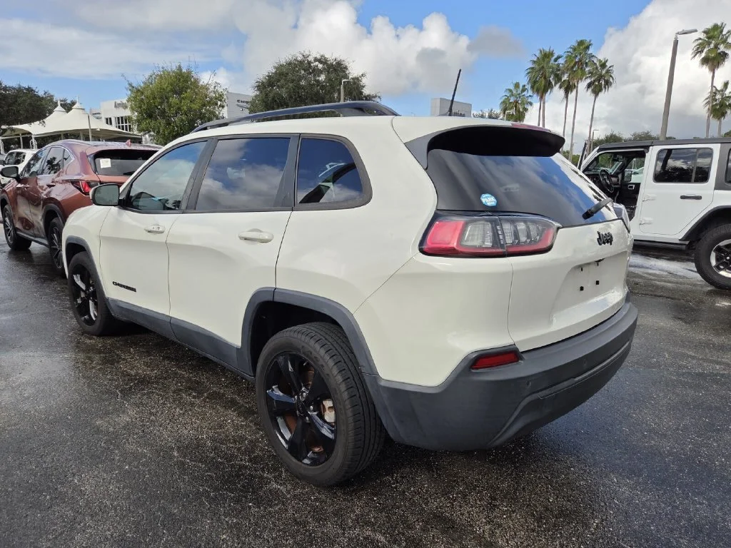 Used 2019 Pearl White Pearlcoat Jeep Altitude image 4