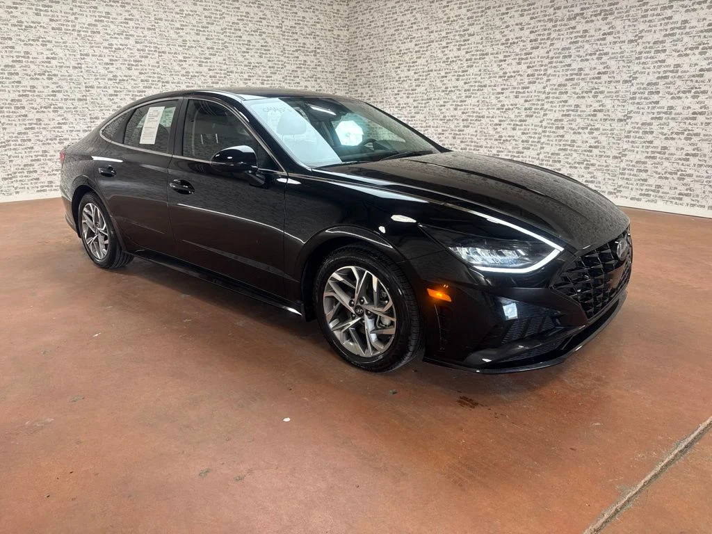 Used 2021 Phantom Black Hyundai SEL image 1
