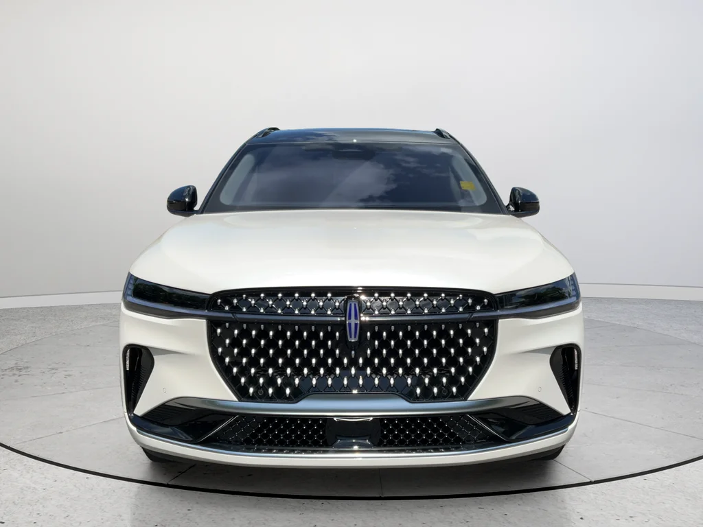 Used 2025 White Lincoln Reserve image 4