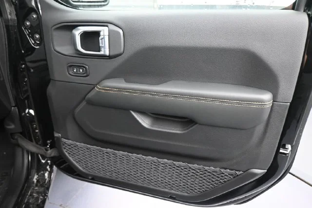 New 2026 Black Clear-Coat Exterior Paint Jeep Sahara image 20