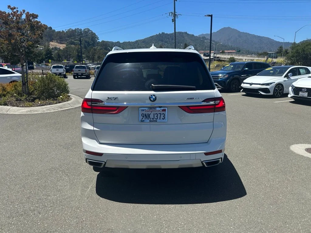 Used 2021 White BMW xDrive40i image 4