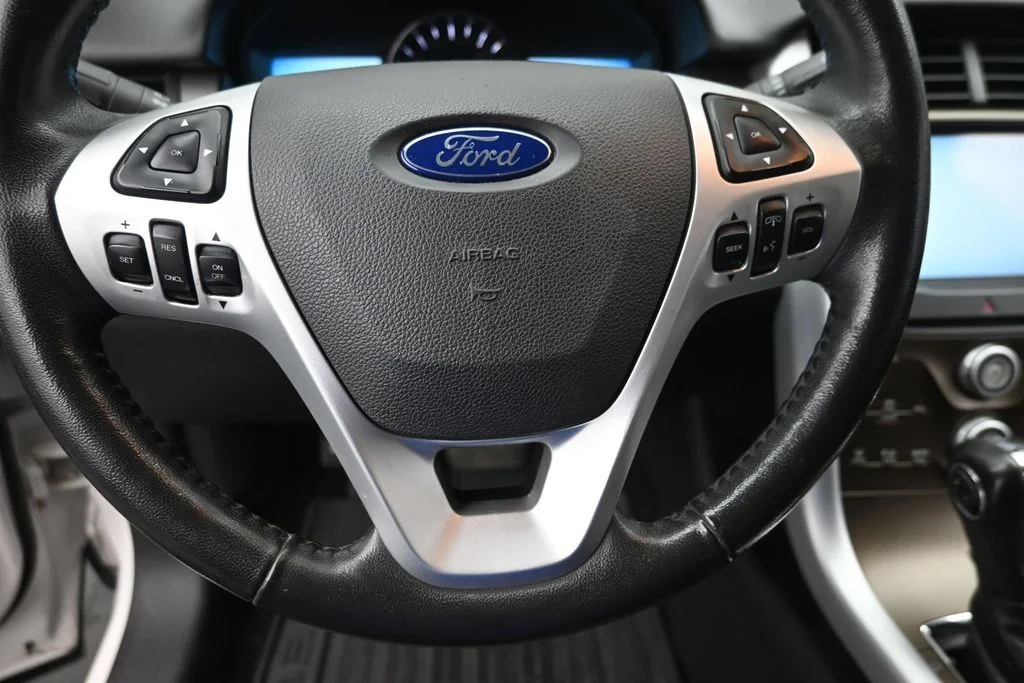Used 2011 White Ford SEL image 17