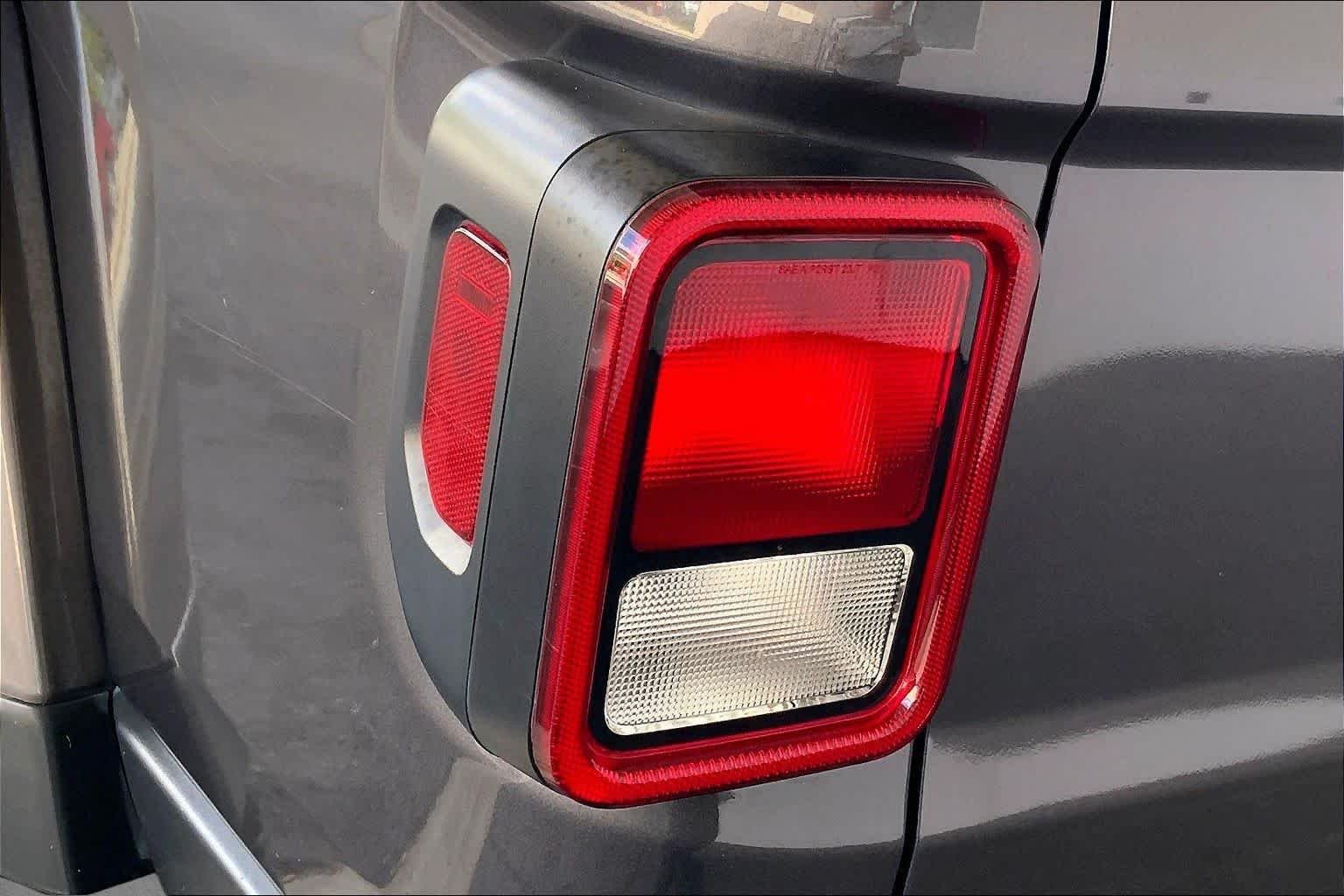 Used 2021 Granite Crystal Metallic Clearcoat Jeep Mojave image 28