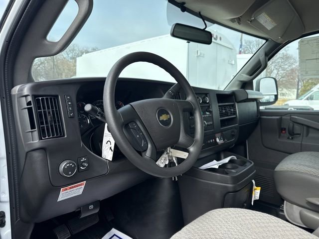 New 2025 Summit White Chevrolet 1WT image 17