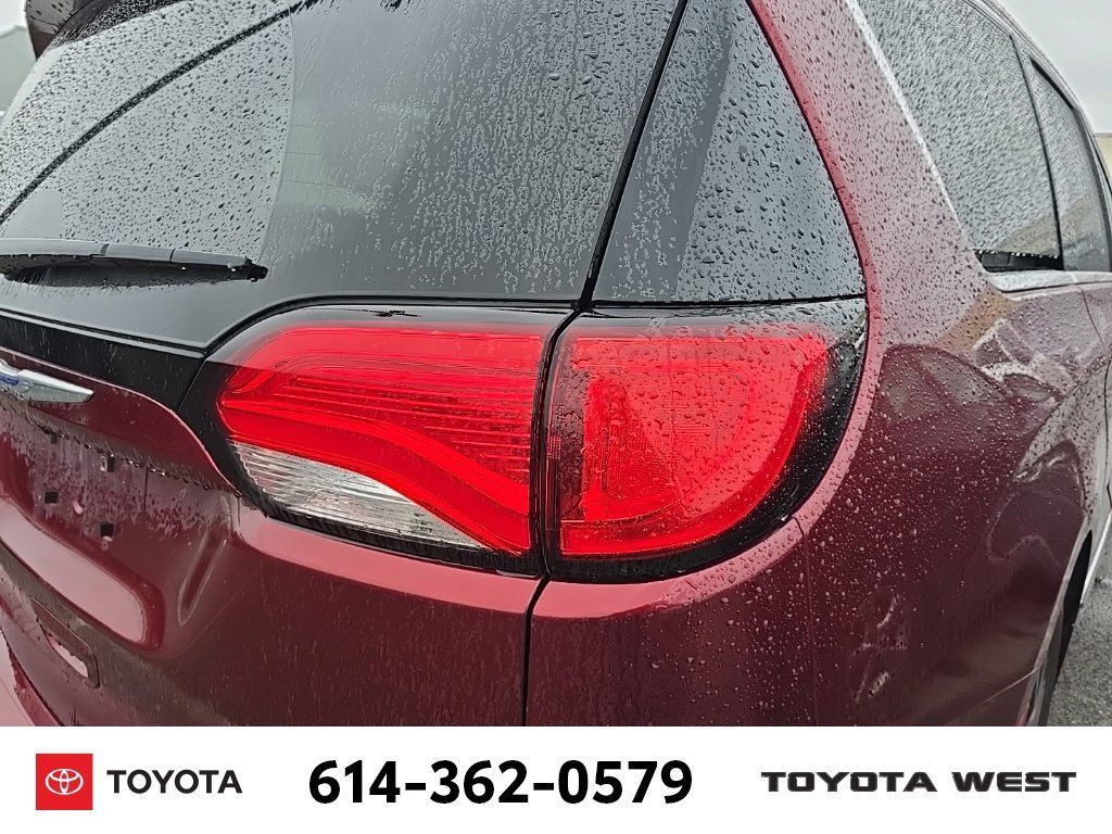 Used 2018 Red Chrysler Limited image 9