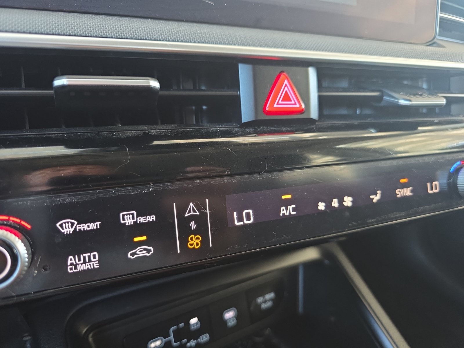 Certified Used 2025 Snow White Pearl Kia LXS image 16