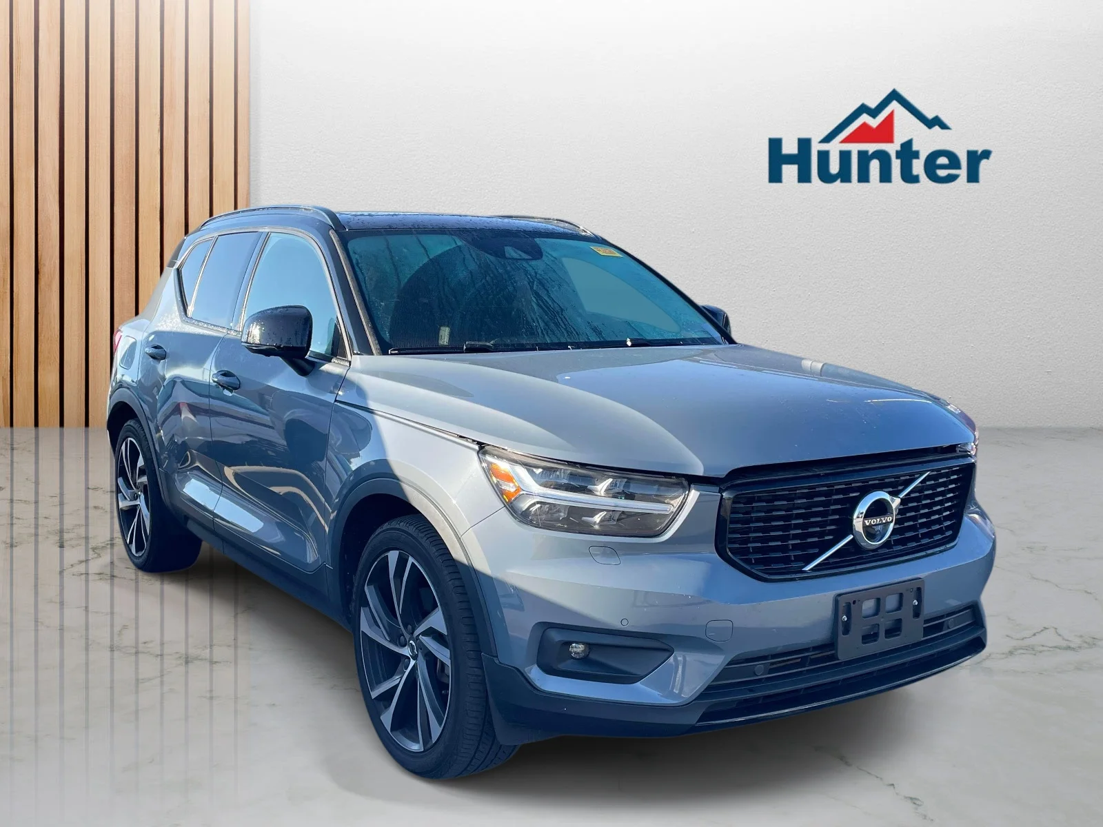 Used 2021  Volvo R-Design image 1