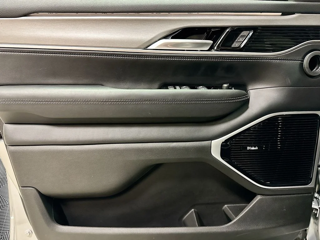New 2026 Silver-Zynith Exterior Paint Jeep Reserve image 25