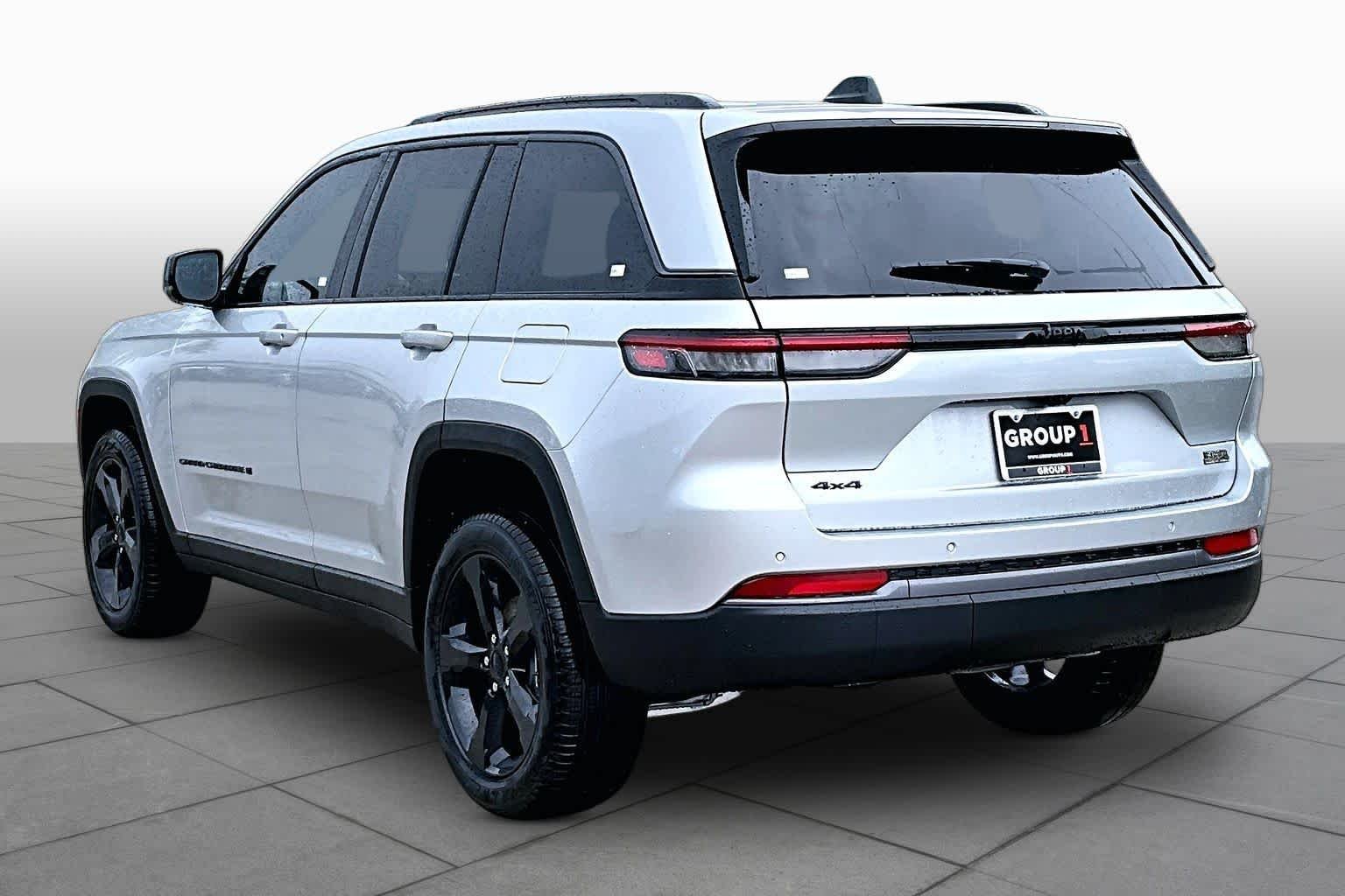 New 2026 Silver Zynith Exterior Paint Jeep Limited image 13