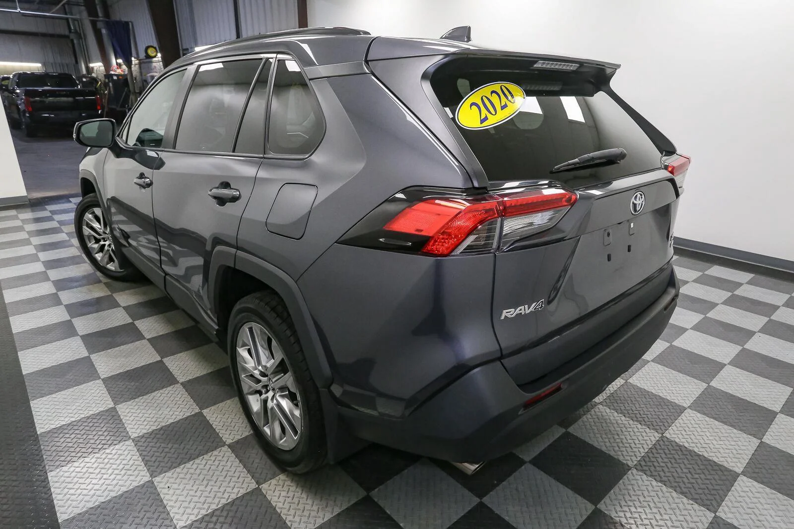 Used 2020 Magnetic Gray Metallic Toyota XLE Premium image 9