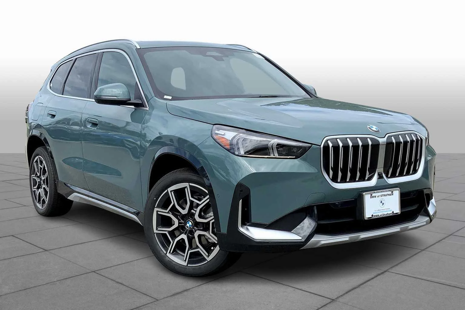 Certified Used 2025 Cape York Green Metallic BMW xDrive28i image 2