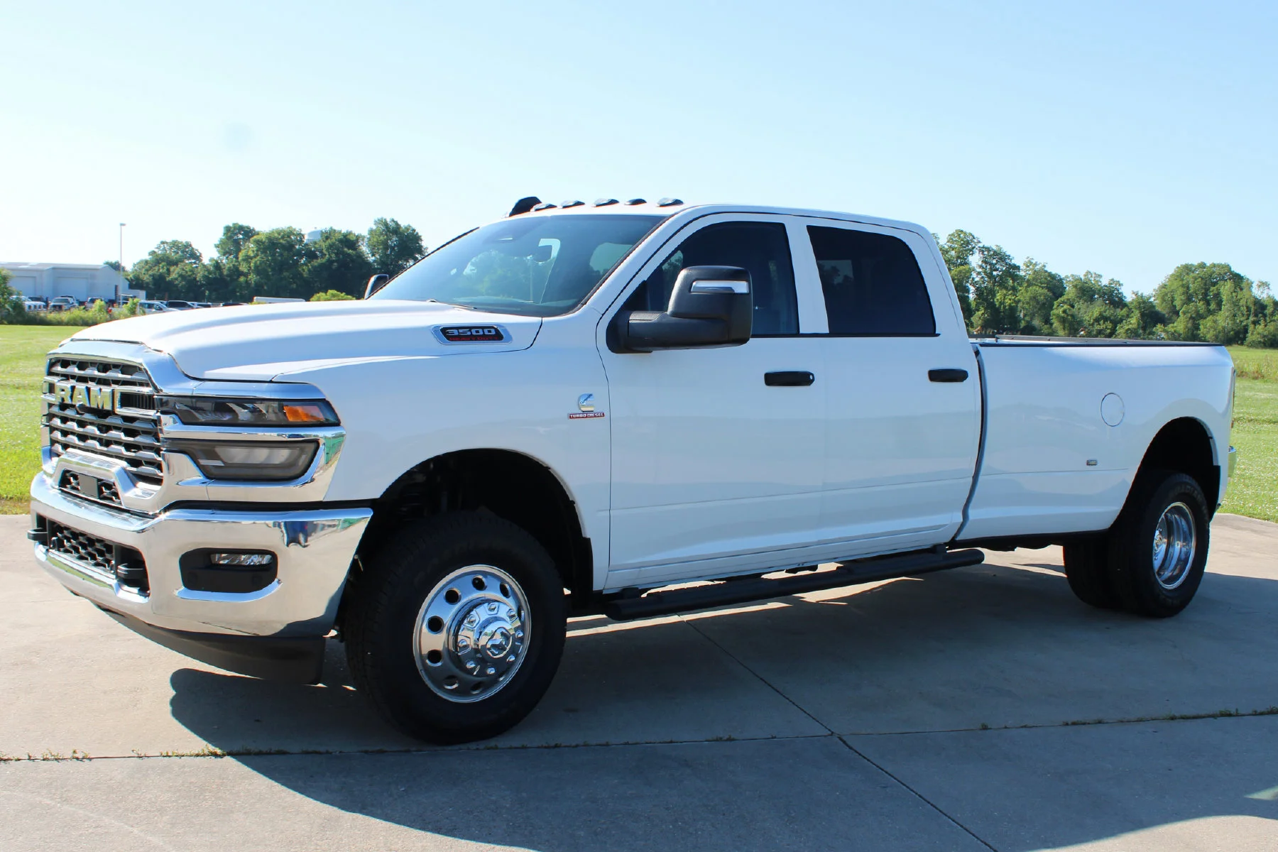 New 2026 Bright White Clear-Coat Exterior Paint RAM TRADESMAN CREW CAB 4X4 LONG BOX image 36