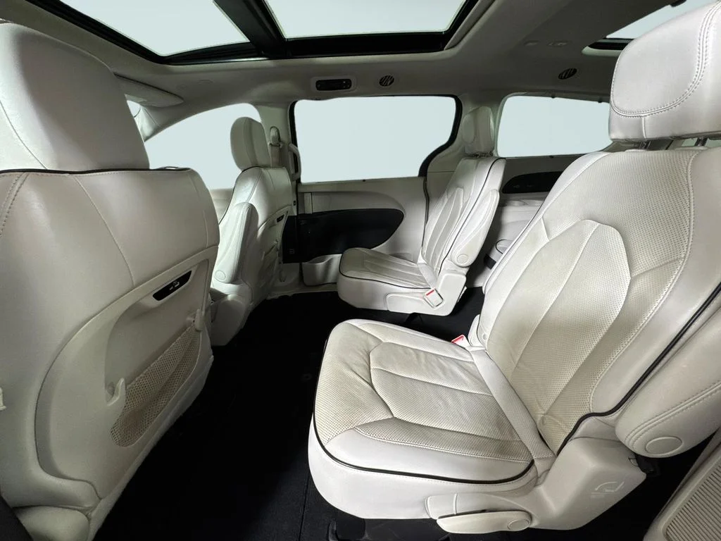 Used 2021 Crystal Metallic Chrysler Limited image 12