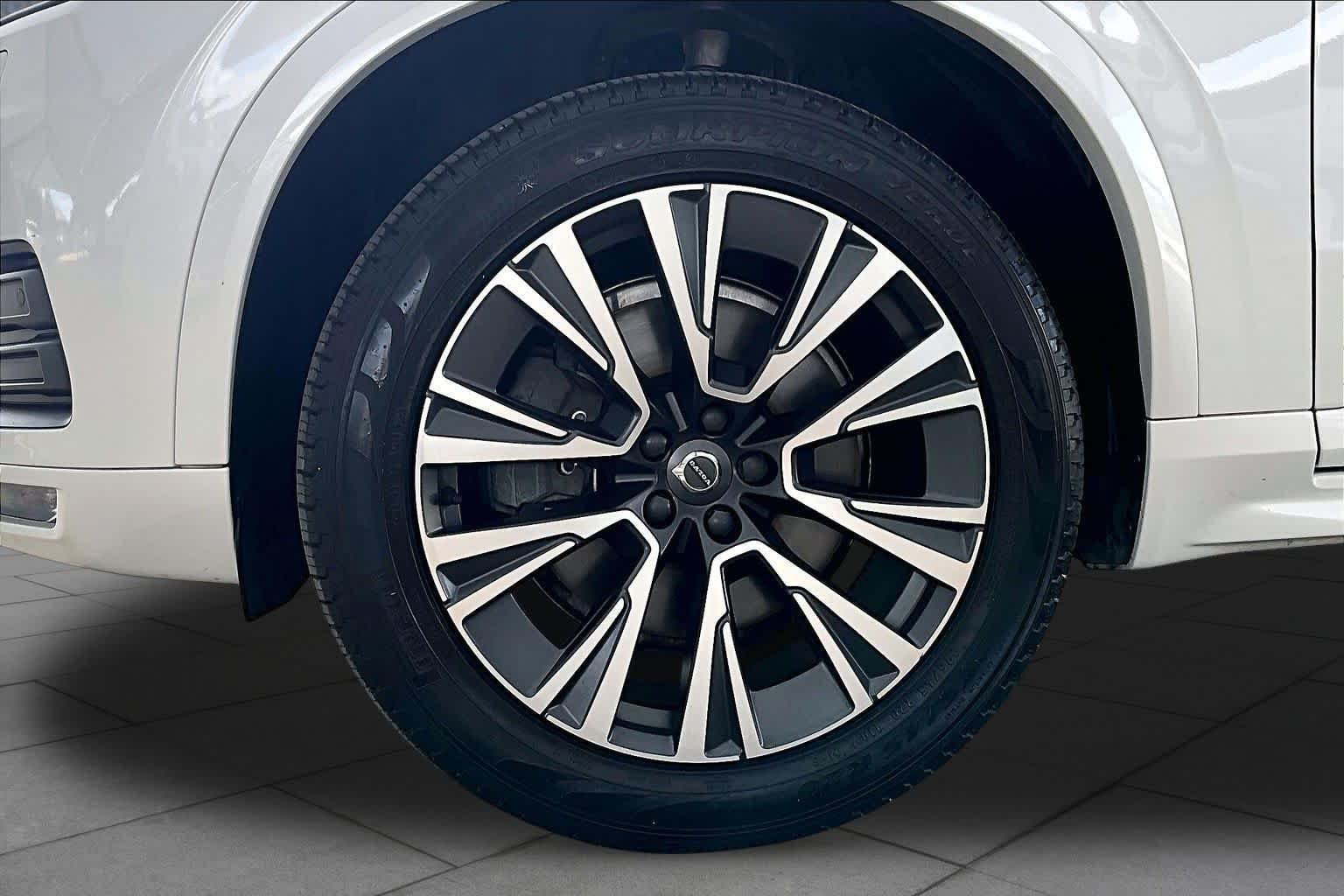 Used 2021 Crystal White Metallic Volvo Momentum image 11